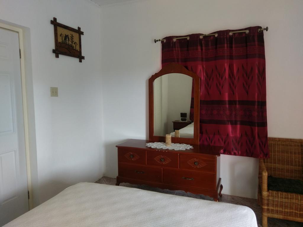 Polish Princess Guest House ポート・アントニオ エクステリア 写真