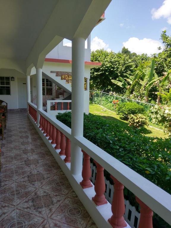 Polish Princess Guest House ポート・アントニオ エクステリア 写真