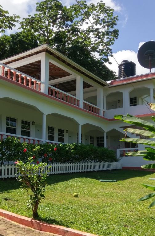 Polish Princess Guest House ポート・アントニオ エクステリア 写真