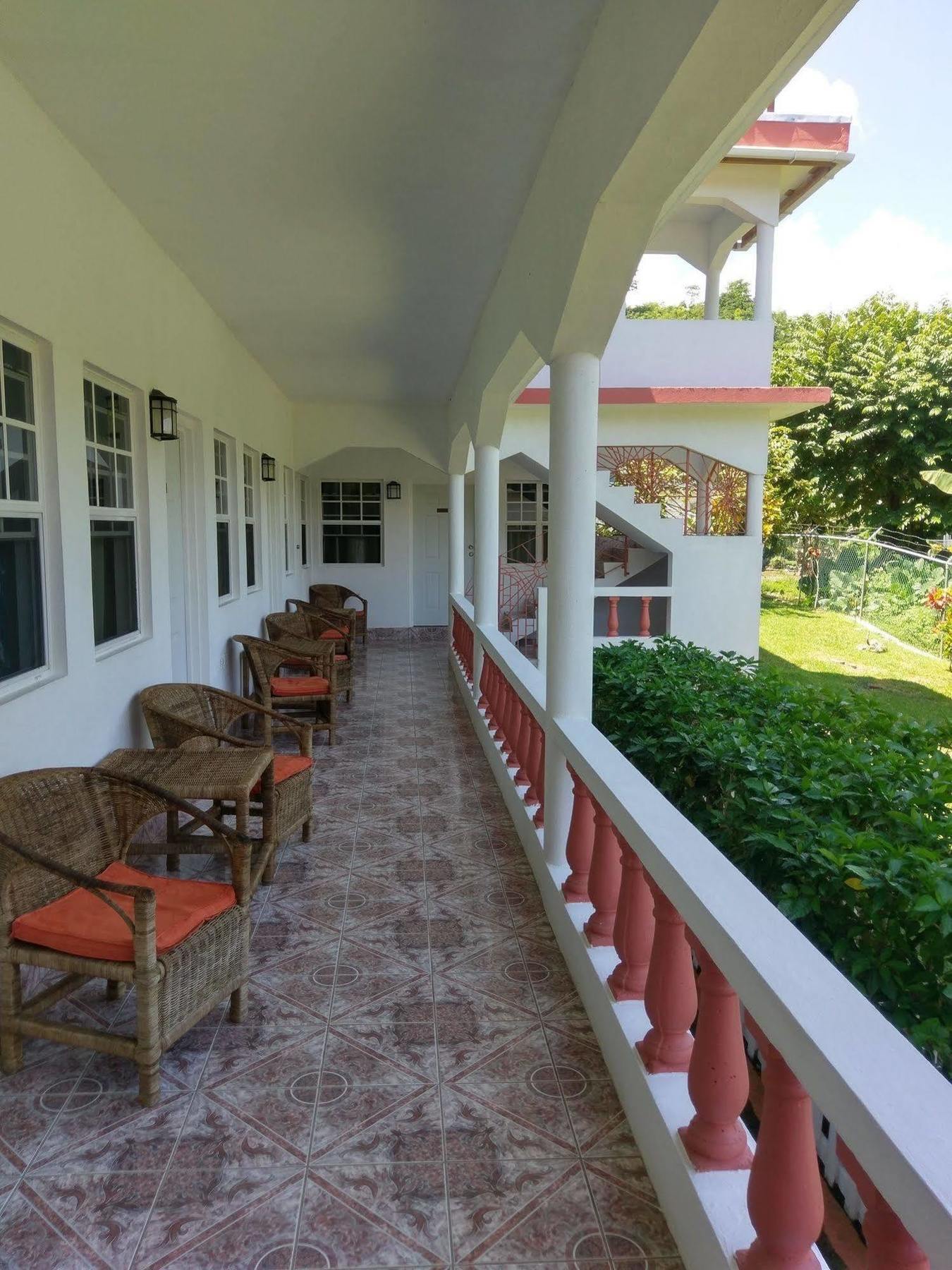 Polish Princess Guest House ポート・アントニオ エクステリア 写真