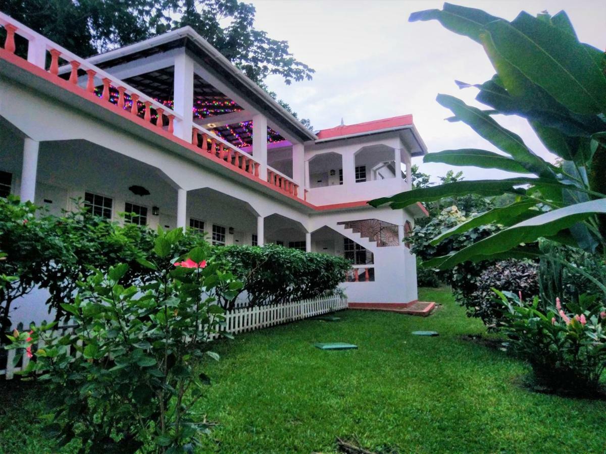 Polish Princess Guest House ポート・アントニオ エクステリア 写真